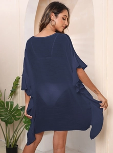 Rückansicht von dunkelblauem Strand-Cover-Up mit Rüschensaum und transparentem Stoff