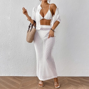 Détails d'un ensemble trois pièces blanc en maille crochet avec col polo et textures