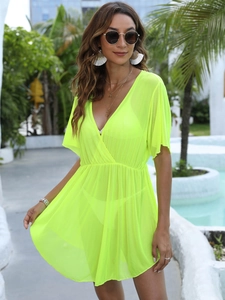 Détail du cache-maillot en maille transparente avec col en V profond et taille élastique
