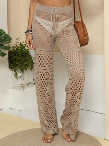 Détail du pantalon de plage au crochet beige avec des motifs en maille ajourée complexes