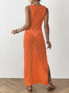 Détail de la robe de plage en maille orange vif avec texture en V ajourée et fente latérale