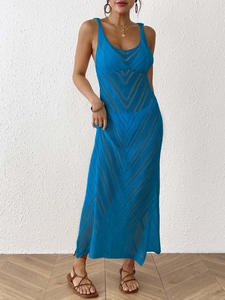 Détail du motif en tricot en V complexe sur cette robe longue de plage bleu ciel