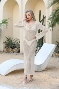 Dettaglio della trama in maglia a uncinetto del copricostume beige a maniche lunghe