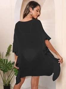 Detail eines lockeren schwarzen Bikini-Cover-ups mit atmungsaktivem Stoff und Volantärmeln