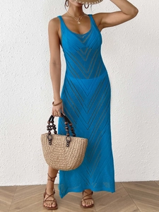 Robe de plage longue au crochet bleu vif sans manches avec des motifs évidés en forme de V