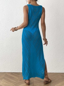 Vue arrière de la robe longue en maille bleue avec découpes géométriques et fente latérale