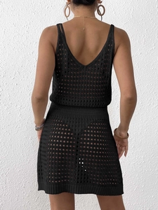 Makroaufnahme der schwarzen Häkel-Struktur und des tiefen V-Rückens am Minikleid