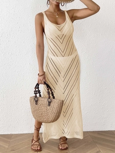 Détail d'une robe longue en maille ajourée avec motifs géométriques et texture crochet