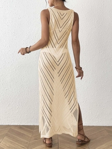 Détail du motif au crochet en V et de la fente latérale de cette robe de plage beige sans manches