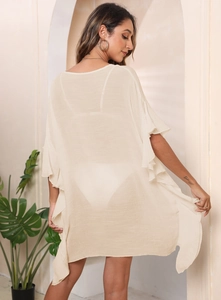 Detail eines cremefarbenen Chiffon-Strandüberwurfs mit fließenden Rüschenärmeln hinten
