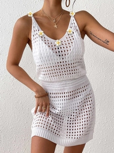 Dettaglio del set in maglia all'uncinetto bianco con fiori 3D e texture traforata