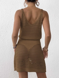 Braunes Häkel-Strickset bestehend aus Cut-out-Top und Minirock für den Strandurlaub