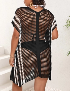 Détail macro du tissu en maille crochet noir avec rayures blanches sur un cache-maillot