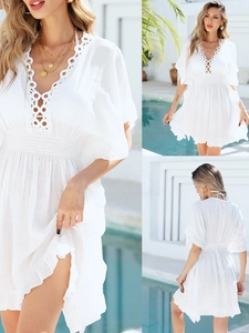 Robe de Plage Bohème en Crochet Ajouré pour Femmes Col en V Taille Smokée Manches à Volants Cache-maillot de Bain Blanc Coton Flammé