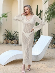 Abito lungo da spiaggia in maglia beige a maniche lunghe con scollo a V e anello metallico