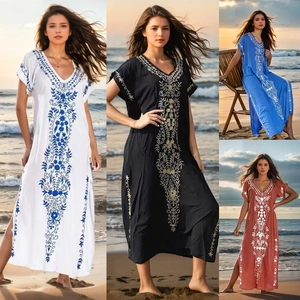 Détails de la robe de plage bohème avec broderie florale et fente latérale haute