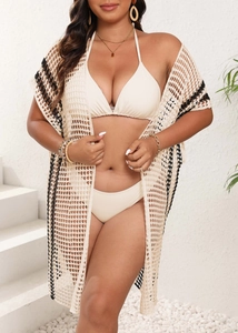Détail du cardigan au crochet ajouré avec bords rayés noirs pour couverture de bikini
