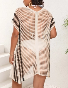 Détail de la tunique de plage grande taille en maille ajourée avec rayures noires