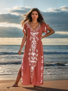Robe longue de plage bohème terre cuite avec broderie florale blanche et fentes hautes