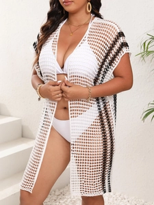 Détail d'un cardigan de plage blanc au crochet avec rayures noires et maille ajourée