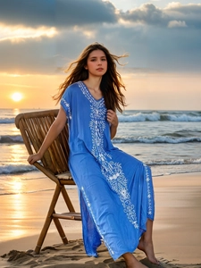 Robe de plage bohème bleue avec broderie blanche et fentes latérales pour les vacances