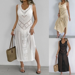 Détail de robes de plage en crochet ajouré blanc, beige et noir avec fentes latérales
