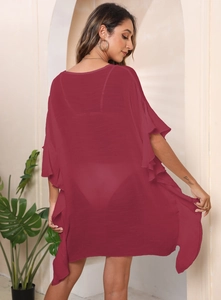 Detailansicht eines weinroten, transparenten Strand-Cover-ups mit Rüschen und feiner Textur