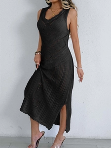 Détail de la robe de plage crochetée noire avec motifs ajourés et fente latérale