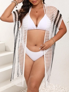 Détail de la tunique de plage en crochet avec maille ajourée contrastée noire et blanche