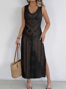 Détail de robe de plage noire au crochet avec motifs ajourés et fentes sur les côtés
