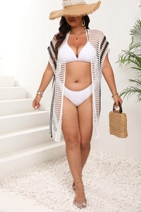 Détail du cache-maillot de plage blanc au crochet avec rayures noires et motif ajouré