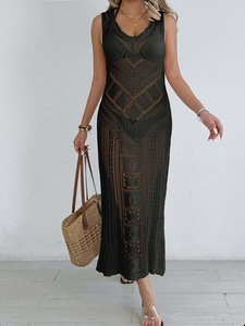 Vue détaillée de la robe de plage au crochet noire avec motifs géométriques tissés