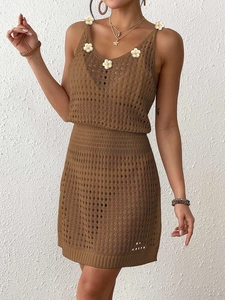 Dettaglio del set in maglia all'uncinetto caffè con applicazioni di margherite bianche