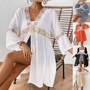 Dettaglio del ricamo geometrico colorato sul copricostume bikini in stile boho