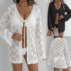 Détail du cache-maillot de plage en crochet montrant les textures ajourées et le lien