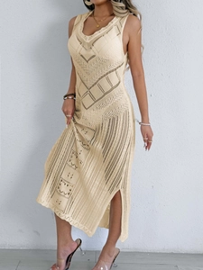 Détail de la robe de plage en crochet beige avec col en V et motifs géométriques ajourés