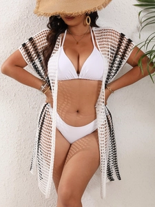 Détail de la couture en crochet contrastée noir et blanc et du motif en tricot ajouré