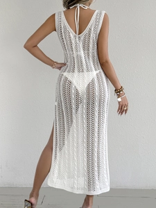 Dettaglio retro del copricostume bianco all'uncinetto con motivo traforato e lacci al collo