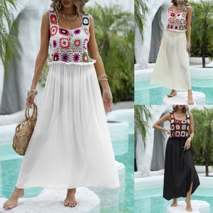 Vue détaillée du motif en crochet coloré sur une robe de plage bohème blanche et fluide