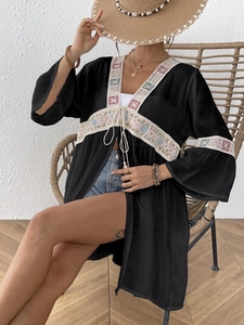 Dettaglio del kimono nero bohémien con ricamo di paillettes e bordo in pizzo con lacci