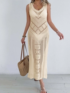 Gros plan sur la texture en crochet et les motifs géométriques de la robe de plage blanche