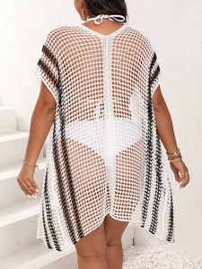 Vue arrière détaillée du gilet de plage en crochet blanc avec rayures noires