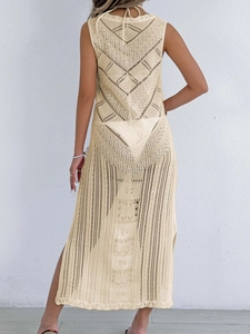 Détail de la robe de plage en maille ajourée avec dos nu et motifs en losanges complexes