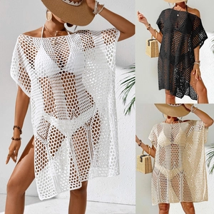 Détail des motifs en crochet et fentes latérales sur trois couleurs de robes de plage