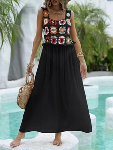 Détail du corsage au crochet géométrique et de la jupe noire légère de la robe