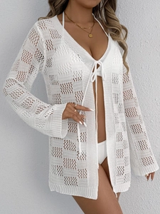 Détail du cache-maillot en crochet blanc montrant le motif ajouré en damier complexe
