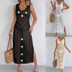 Détails de maille et applique florale sur une robe de plage bohème longue