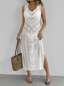 Détail de la robe de plage en crochet blanc avec motifs géométriques et décolleté en V