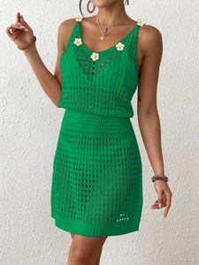 Dettaglio completo di set due pezzi verde all'uncinetto con fiori 3D e maglia traforata