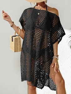 Détail de la texture crochetée noire d'une robe de plage à épaule dénudée